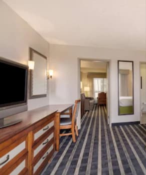 Suite, 1 King Bed, Accessible, Bathtub