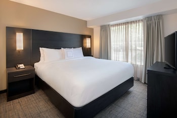 Deluxe Room, 1 King Bed with Sofa bed (Studio)