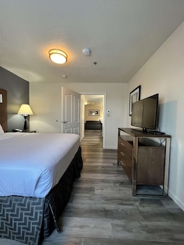 Suite, 1 King Bed, Non Smoking, Refrigerator & Microwave (with Single Sofabed)