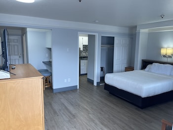 Deluxe Room, 1 Queen Bed, Kitchenette