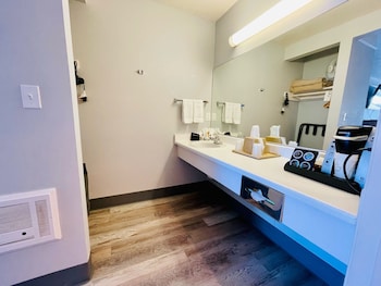 Deluxe Room, 1 King Bed, Accessible, Patio