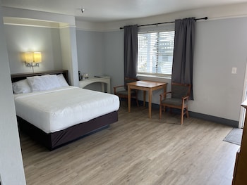 Deluxe Room, 1 Queen Bed, Kitchenette