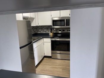 Deluxe Room, 1 Queen Bed, Kitchenette