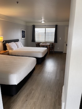 Deluxe Room, 2 Queen Beds, Patio