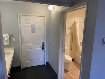 Deluxe Room, 1 King Bed, Accessible, Patio