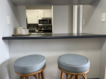 Deluxe Room, 1 Queen Bed, Kitchenette