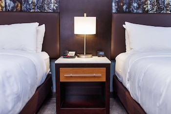 Room, 2 Queen Beds, Lake View