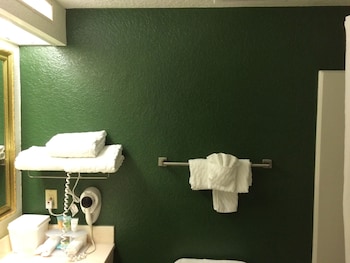 Basic Room, 1 King Bed, Accessible