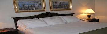 Basic Room, 1 King Bed, Accessible