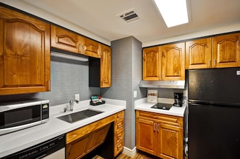 Suite, 2 Bedrooms, Accessible, Bathtub (1 King Bed, 2 Double Beds)