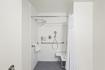 Room, 1 King Bed, Accessible (Mobility & Roll-In Shower)