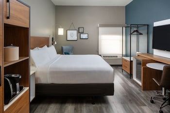 Room, 1 King Bed (Mobility/Hearing Access, Roll-in Shwr)