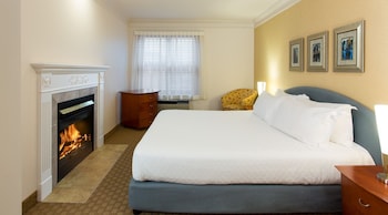 Distinctive Suite, 1 King Bed, Fireplace