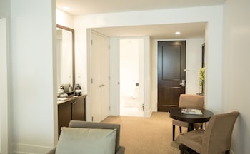 Deluxe Suite (Business Lounge Access)