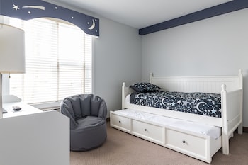Family Room, 1 king bed and 2 twin beds