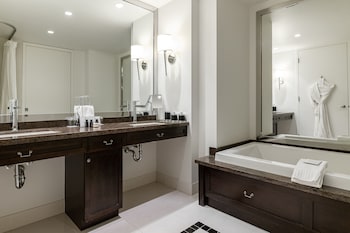 Deluxe Suite (Business Lounge Access)