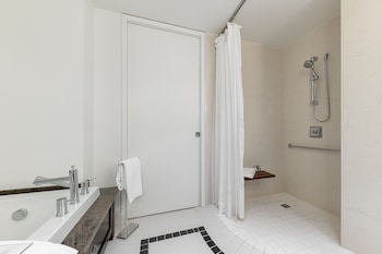 Deluxe Suite (Business Lounge Access)