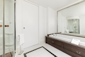 Suite Urbania, 1 Queen Bed + 1 Double Sofa Bed