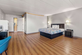 Deluxe Room, 1 King Bed, Non Smoking, Refrigerator & Microwave