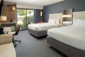 Room, 2 Queen Beds, Hearing Accessible (Roll-in Shower)