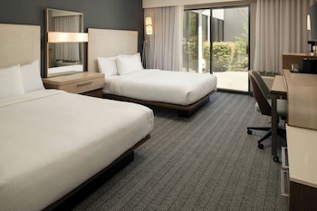 Room, 2 Queen Beds, Hearing Accessible (Roll-in Shower)