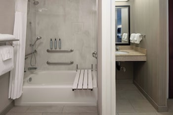 Room, 1 King Bed, Hearing Accessible (Accessible Bathtub)