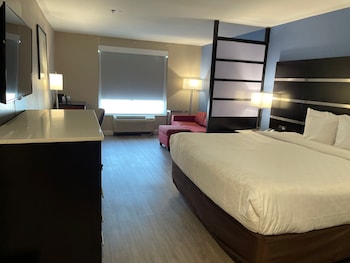 Suite, 1 King Bed, Non Smoking