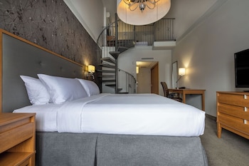 Junior Suite, 1 King Bed  and 1 queen bed, Mountain View