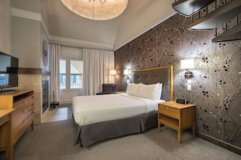 Junior Suite, 2 Queen Beds, Fireplace
