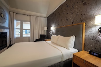 Junior Suite, 2 Queen Beds, Fireplace