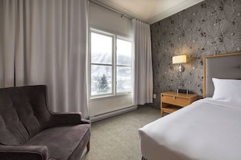 Junior Suite, 1 King Bed  and 1 queen bed, Mountain View