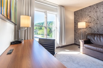 Comfort Room, 1 Queen Bed with Sofa bed, Mountain View