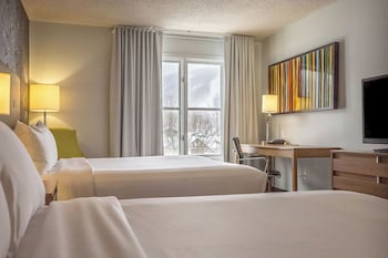 Comfort Room, 2 Queen Beds, Mountain View