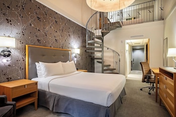 Junior Suite, 2 Queen Beds, Fireplace