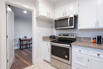 Deluxe Suite, 1 King Bed, Kitchen