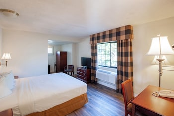 Deluxe Room, 1 King Bed, Microwave