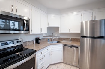 Deluxe Suite, 1 King Bed, Kitchen