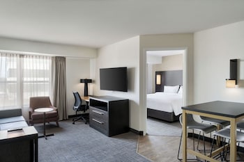 Suite, 2 Bedrooms (Mobility/Hearing Access, Roll-In Shwr)