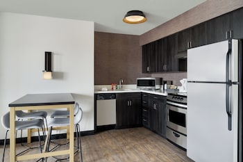 Suite, 2 Bedrooms (Mobility/Hearing Access, Roll-In Shwr)