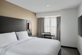 Suite, 2 Bedrooms (Mobility/Hearing Access, Roll-In Shwr)