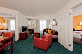 Suite, 2 Bedrooms (Mobility/Hearing Access, Roll-In Shwr)