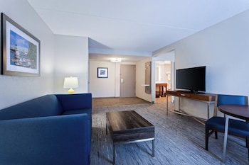 Suite, 2 Queen Beds (Additional Living Area)