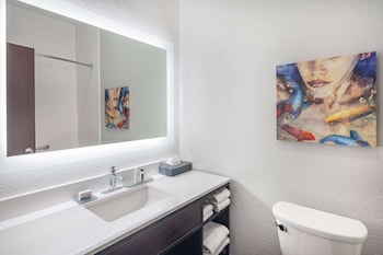 Family Room, 2 Queen Beds, Non Smoking (Deluxe)