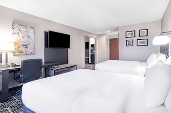Family Room, 2 Queen Beds, Non Smoking (Deluxe)