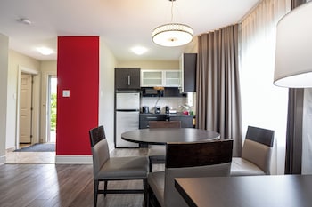 1 King Bed, Accessible, Non Smoking (Mobility, Water Front) (PETS ALLOWED)