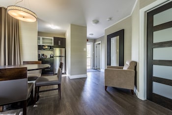1 King Bed, Accessible, Non Smoking (Mobility, Water Front) (PETS ALLOWED)