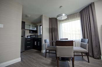 1 King Bed, Accessible, Non Smoking (Mobility, Water Front) (PETS ALLOWED)