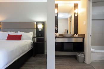 Deluxe Room, 1 Queen Bed, Non Smoking (Water Front) (No Pets)