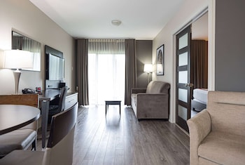 1 King Bed, Accessible, Non Smoking (Mobility, Water Front) (PETS ALLOWED)