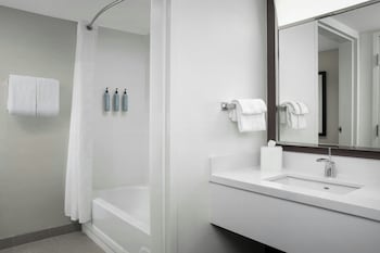 Room, 2 Queen Beds (Hearing Accessible)